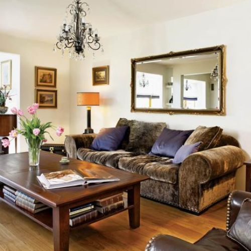 Skórzane fotele i drewniany stolik. Przepis na przytulny dom