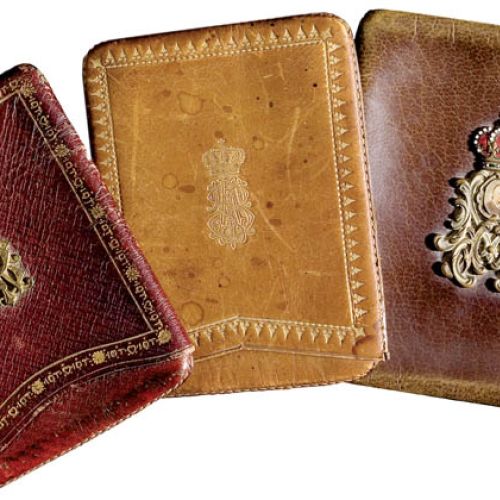 Skórzane wizytowniki z herbami, fot. FORUM