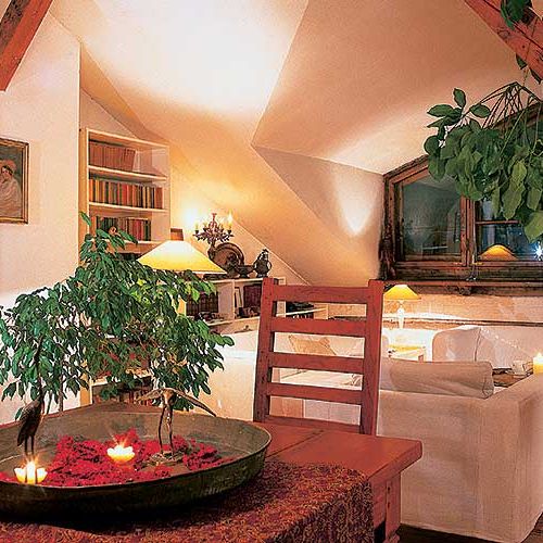 Skosy i załomy ścian symbolicznie oddzielają salon od jadalni.