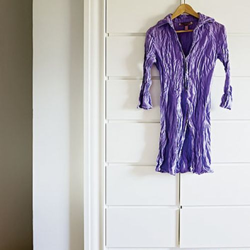 Słabość gospodyni do fioletu widać w tym domu na każdym kroku.