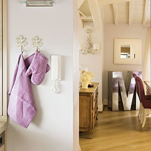 Słabość gospodyni do fioletu widać w tym domu na każdym kroku.