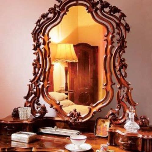 Słabość Rosjan do Francuzów można mierzyć meblami. Ta unikatowa XIX-wieczna toaletka, choć pochodzi z Rosji,