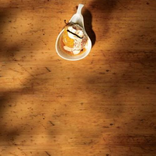 Słodka gruszka podana na... gruszce. Duża miseczka – 19 euro, mniejsza – 4,50 euro. LEONARDO