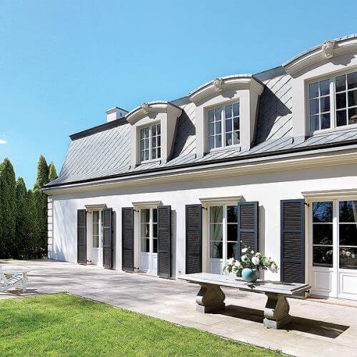 Słońce wpada do kuchni od samego rana, kiedy rodzina je śniadanie, a do salonu po południu.