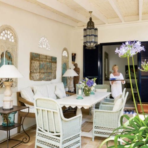 Słoneczna rezydencja to spełnienie marzenia o ciepłym klimacie pośród pięknej architektury.