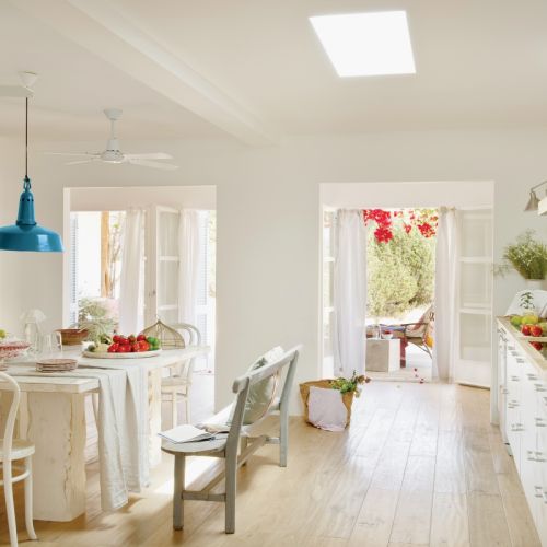 Kade okno zasłaniają shuttersy, dzięki którym można zrobić cień. Drewniane stare meble pani domu kupiła