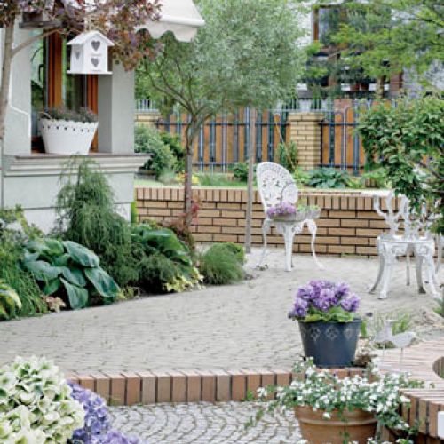 Smukłe trawy, postrzępione kępki rozchodnika i rojnika, bodziszki, powojnik, kosmata śnieżka, zadziorna lawenda i aromatyczne