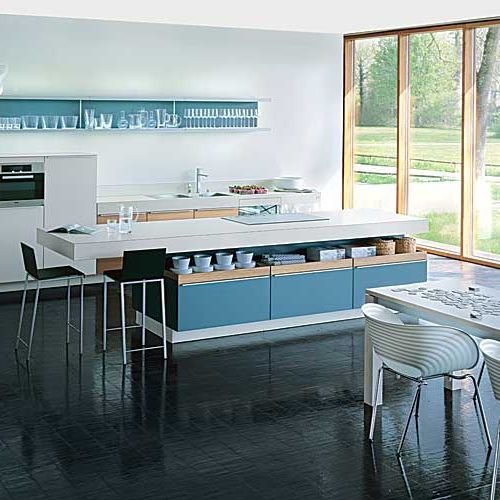 Śniadanie będzie lepiej smakowało, gdy usiądziemy na wygodnych krzesłach Tom Vac. Zaprojektował je Ron Arad. RECAMIERE