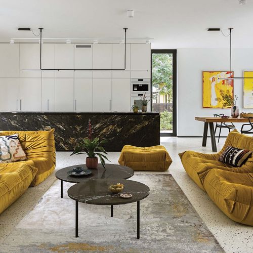 marszczona musztardowa sofa Togo marki Ligne Rose