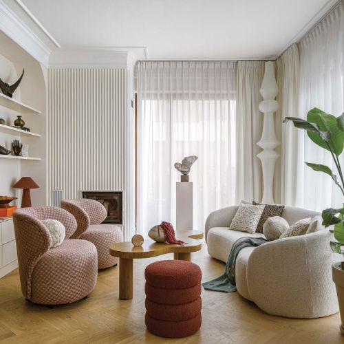 sofa do salonu o organicznych kształtach