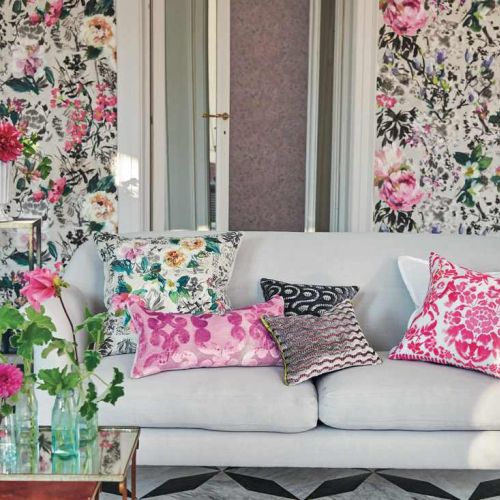 szara sofa do salonu