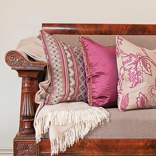 Sofa obita tkaniną od Niny Campbell - 422 zł/m, poduszki z kolekcji Talara tej samej marki - od 414 zł/m. MAGIC HOME