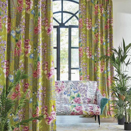 Sofa obita tkaniną w kwiaty