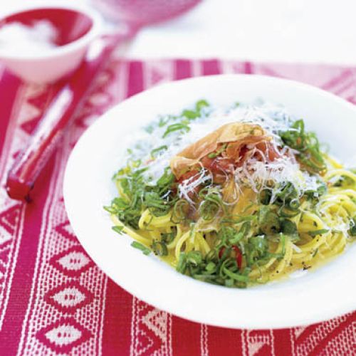 Spaghetti z szynką parmeńską i parmezanem.