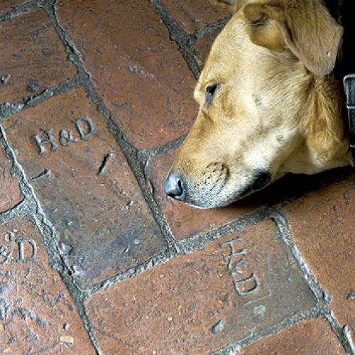 Spichlerz został zbudowany z nowych kamieni, tylko na podłogę trafiły stare cegły.