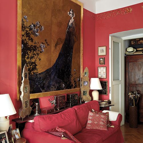 Sporo mebli to Ikea – tylko tak ułożona, że widać głównie rzeczy starsze i staranniej wykonane. Niefabryczne.