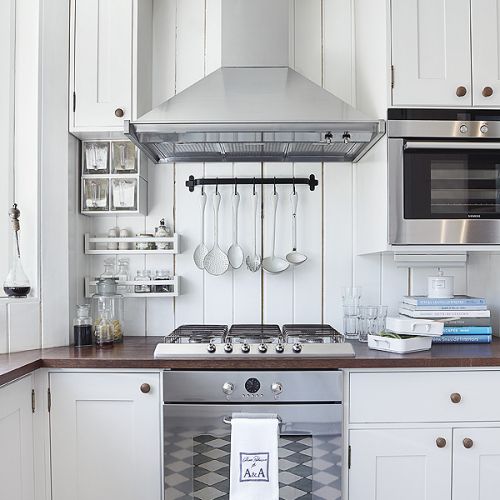 Sprzęt firmy SMEG. Biały dom w stylu skandynawskim