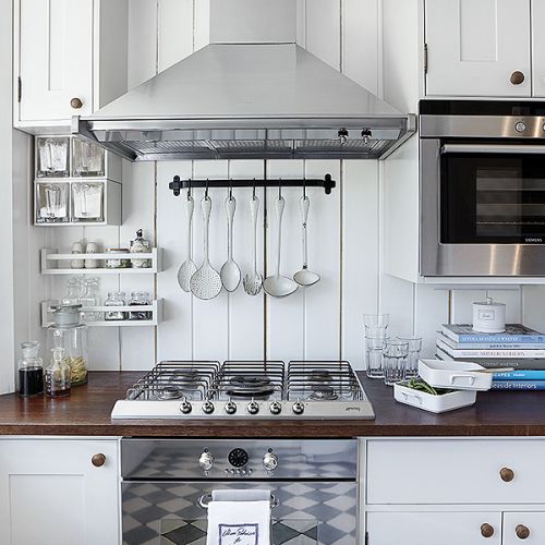 Sprzęt firmy SMEG. Biały dom w stylu skandynawskim