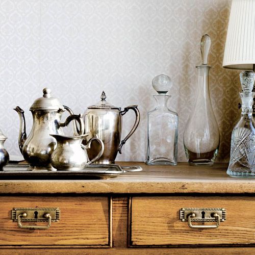 Srebrne i czynowe naczynia, kryształowe karafki i cukiernice, zabytkowe lampy - czyli po prstu owoc