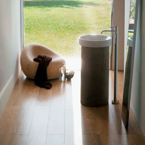 Średnica 42 cm, do wyboru w dwóch kolorach. Kosztuje 2353 zł. Dobrze wygląda na postumencie. ONICA