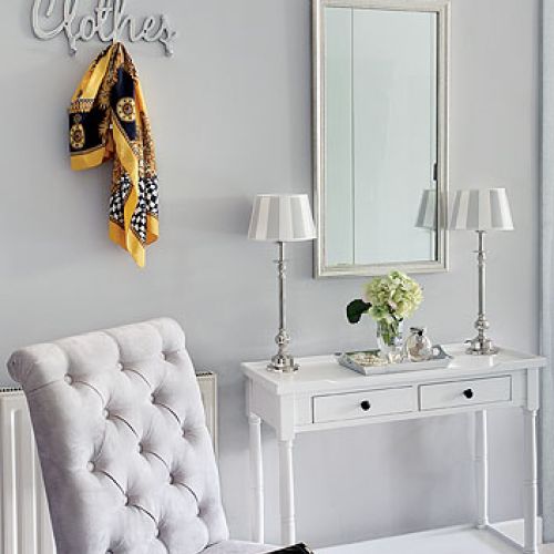 Stanęły tu wyszperane gdzieś konsolka i lustro. Na abażurach ulubiony motyw gospodyni - pasy, które