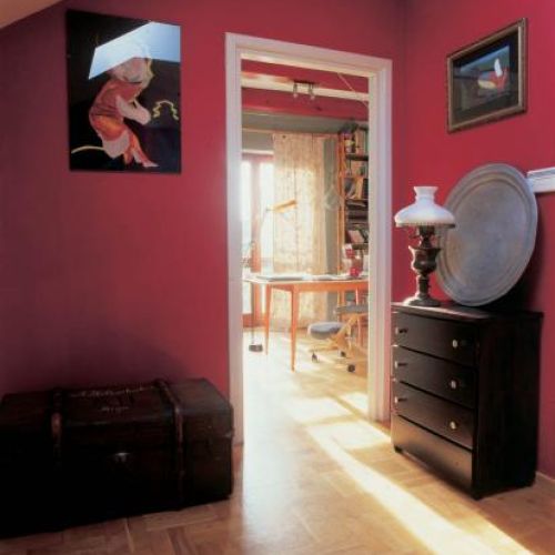 Stara skrzynia komponuje się z nowoczesną komodą.