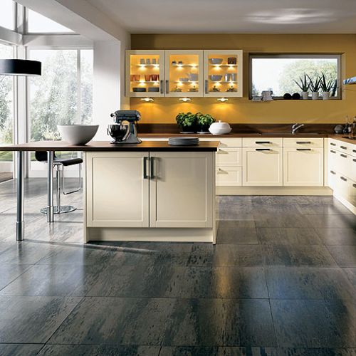 Starannie zaplanowana kuchnia, z mikserem-rzeźbą na pierwszym planie. ALNO