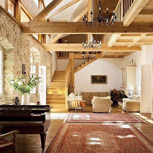 Olbrzymi salon z wysokim sufitem i drewnianymi belkami.