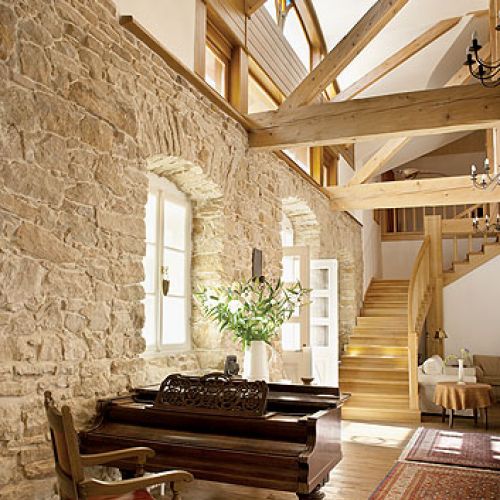 Stare kredensy, niciane obrusy, przepastne kanapy przywołują nostalgiczny klimat dworu sprzed lat - gdy czas