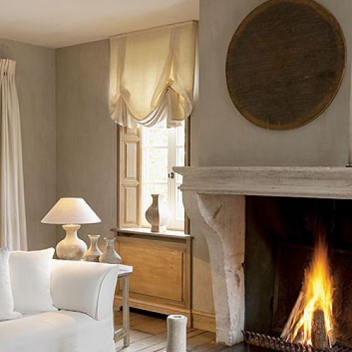 Stare materiały łączą się tu z rzeczami i meblami zrobionymi współcześnie.