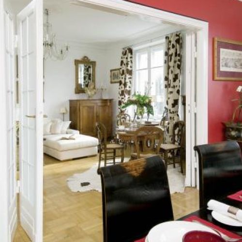 Stare meble i zwariowane zasłony w krowie łaty.