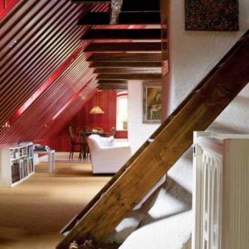 Stare schody prowadzą na antresolę, ale częściej służą gospodarzom jako półki na różne drobiazgi.