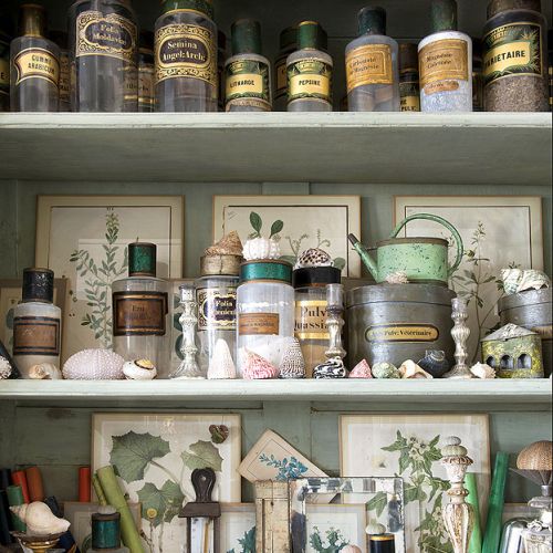 Starocie, zapomniane pracownie i przykurzone antykwariaty to żywioł właścicielki domu.