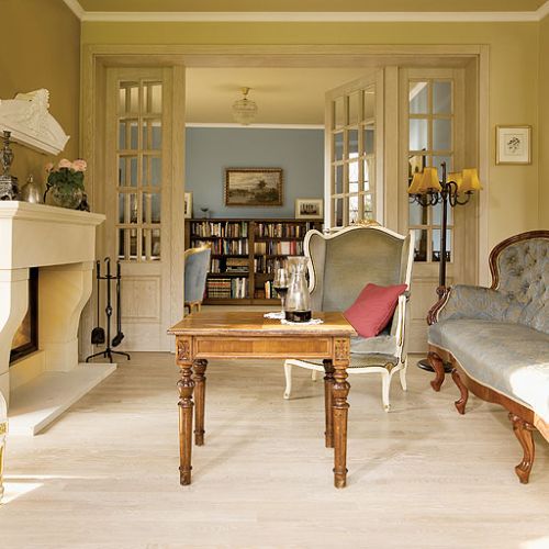 Stary gzyms idealnie do kominka, który został zrobiony z piaskowca na wzór XVIII-wiecznych kominków z francuskich pałaców.