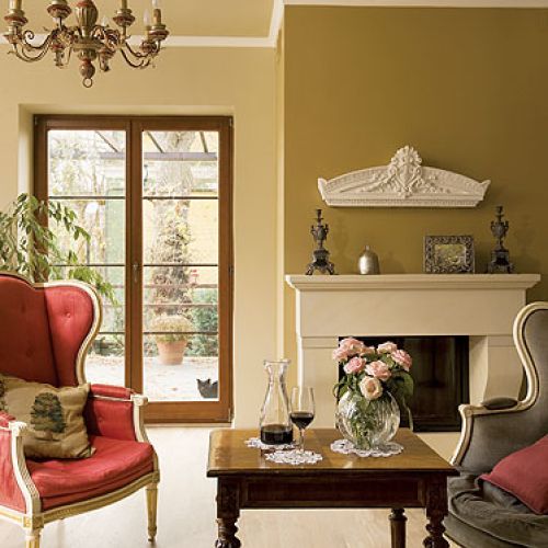 Stary gzyms idealnie do kominka, który został zrobiony z piaskowca na wzór XVIII-wiecznych kominków z francuskich pałaców.