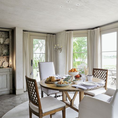 Stary kredens w jadalni w stylu prowansalskim.