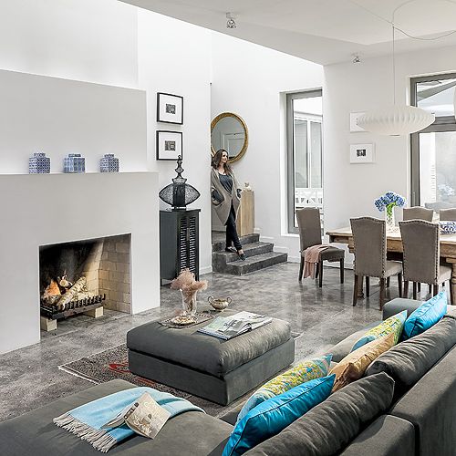 Stary stół oklejony fornirem obdarli z lakieru. Teraz wygląda jak gość ze Skandynawii. Nad nim lampy z NAP.