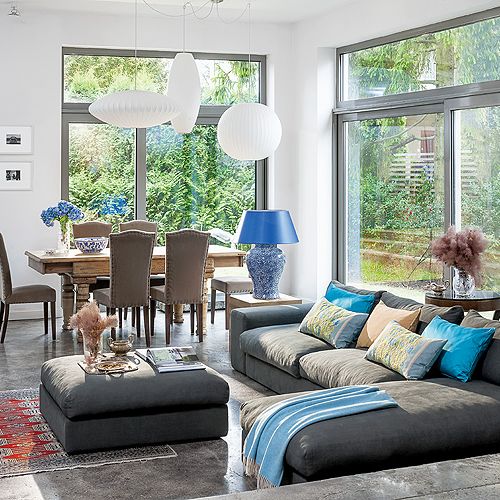 Stary stół oklejony fornirem obdarli z lakieru. Teraz wygląda jak gość ze Skandynawii. Nad nim lampy z NAP.