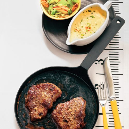 Stek wołowy z sosem berneńskim i sałatką.