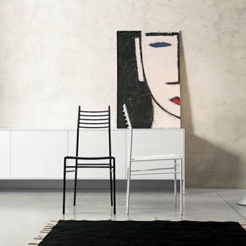 Stelaż tych krzeseł zrobiono z metalu, a siedzisko z plastiku. STUDIO ITALIA