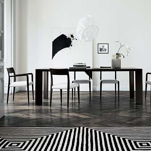 Stół Astrid z 2005 roku zaprojektowany dla firmy Flexform.