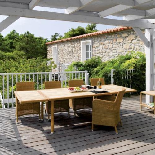 Stół Cayman duńskiej firmy Cane-line kosztuje 7168 zł. Do kompletu fotel Hampsted z włókien hularo (1772 zł) i pomocnik