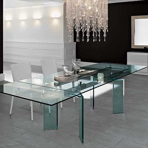 Stół Delta zaprezentowany na tegorocznych targach w Mediolanie jest cały ze szkła: do wyboru przezroczyste,