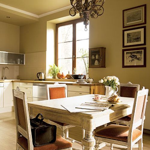 Stół i krzesła projektantka znalazła na Allegro, a drewniany żyrandol przyjechał z antykwariatu w Padwie.