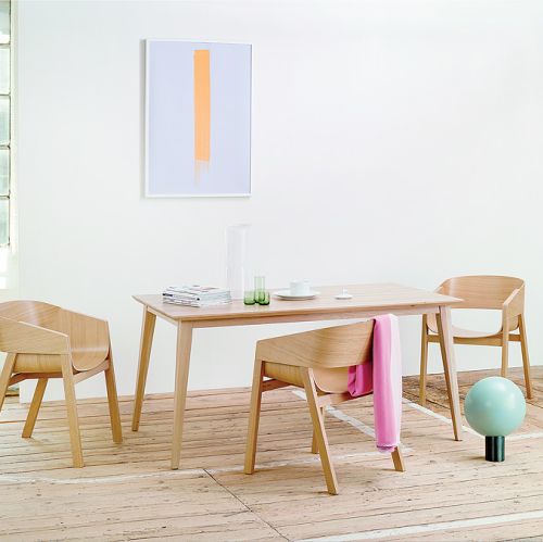 drewniany stół z krzesłami