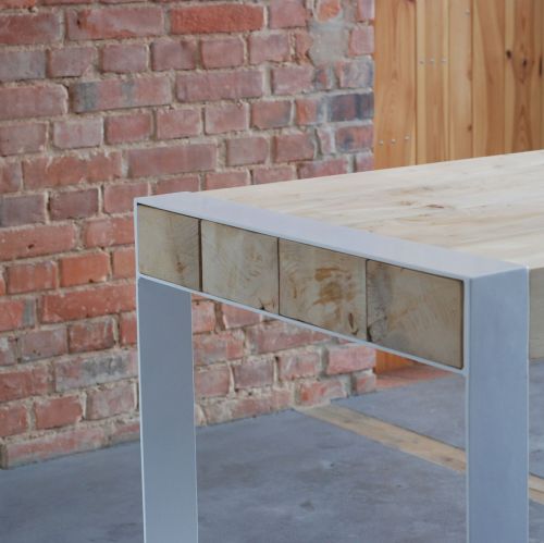 Stół, który nie ma nic wspólnego z wyposażeniem domów produkowanym masowo ze sztucznych materiałów.