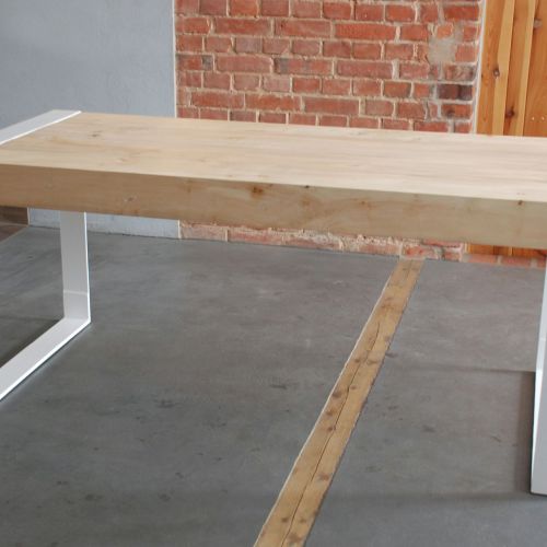 Stół, który nie ma nic wspólnego z wyposażeniem domów produkowanym masowo ze sztucznych materiałów.