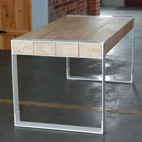 Stół, który nie ma nic wspólnego z wyposażeniem domów produkowanym masowo ze sztucznych materiałów.