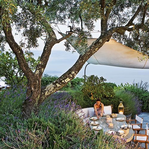 Stół na 12 osób jest zrobiony z jednego kawałka kamienia, z Luserny.