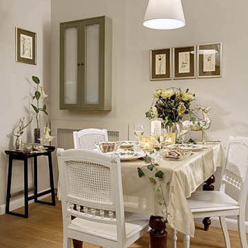 Stół udekorowany na święta. Choinka sentymentalna